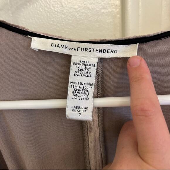 Diane von Furstenberg Velvet Wrap Dress Size 12 - Picture 4 of 9